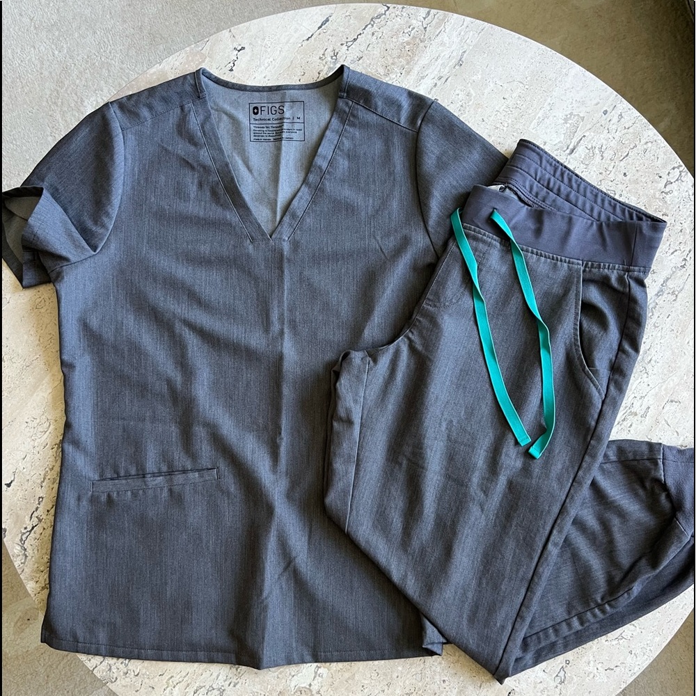 FIGS MEDIUM GRAPHITE SCRUB SET